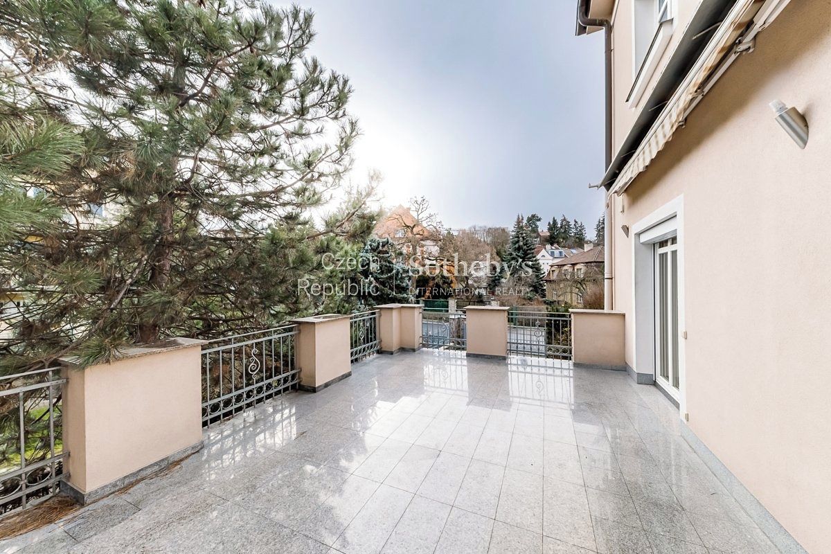 Pronájem rodinného domu 560 m², pozemek 700 m² – fotografie 4