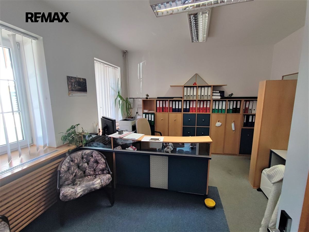 Prodej rodinného domu 220 m², pozemek 144 m² – fotografie 2