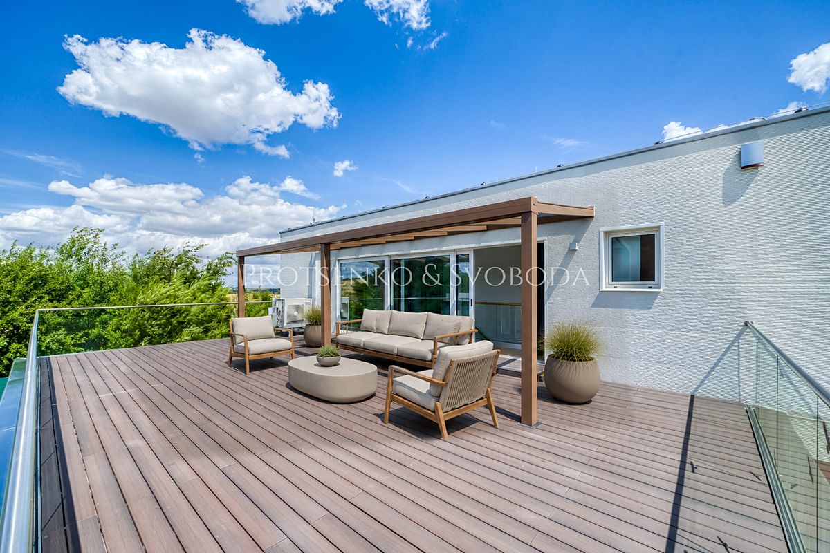 Prodej rodinného domu 342 m², pozemek 817 m² – fotografie 2