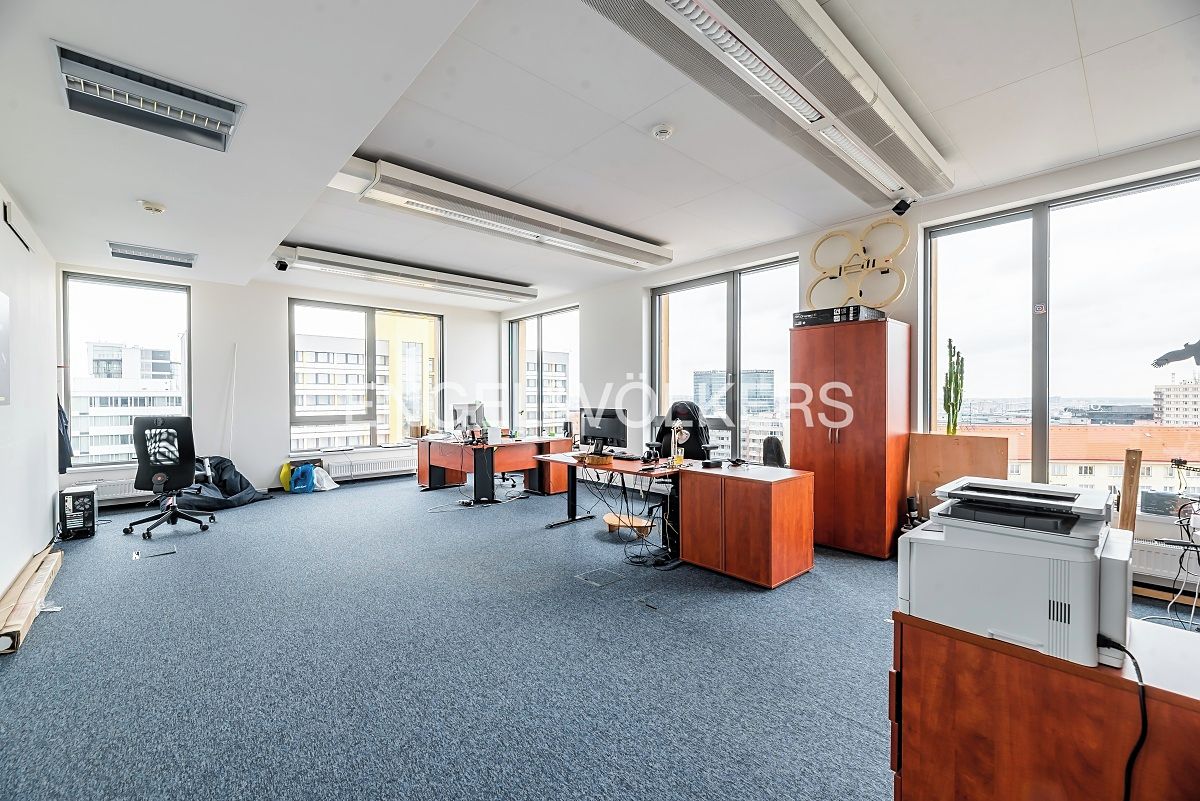 Pronájem kanceláře 531 m² – fotografie 2