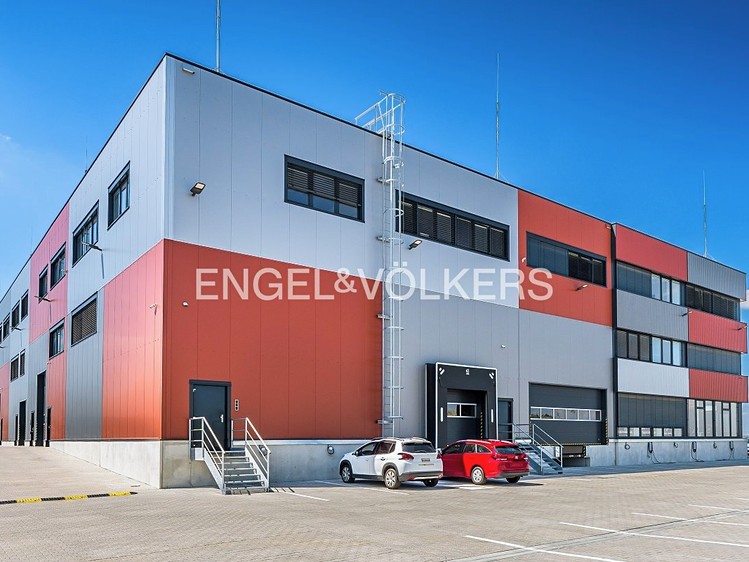 Комерційне приміщення в оренду, 5 000 м² (1 з 9)