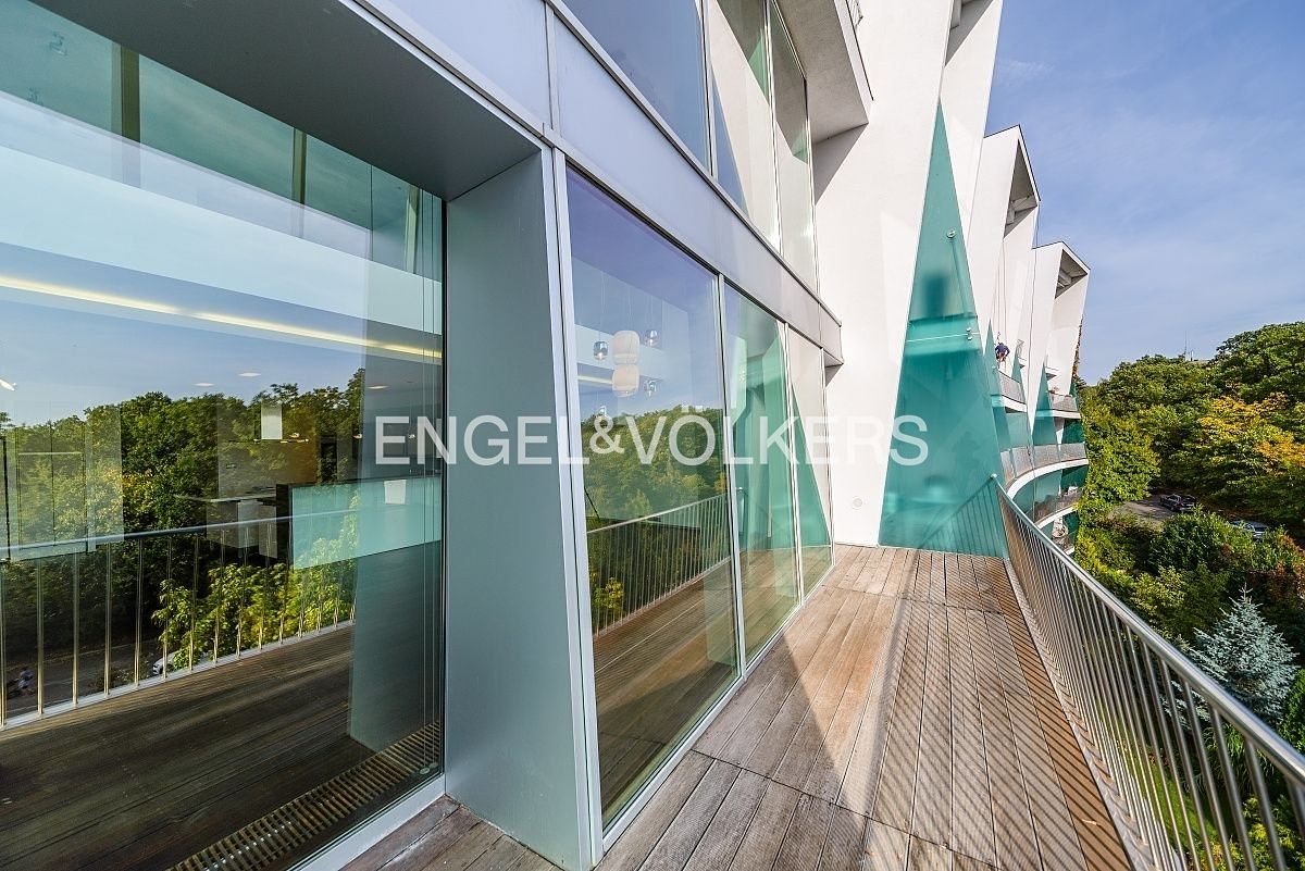 Pronájem bytu 6 pokojů a více 297 m² – fotografie 3