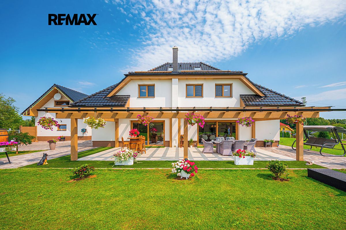Prodej rodinného domu 350 m², pozemek 2074 m²