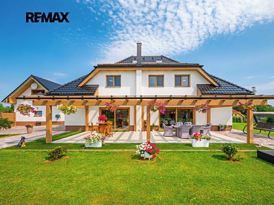 Prodej rodinného domu 350 m², pozemek 2074 m²