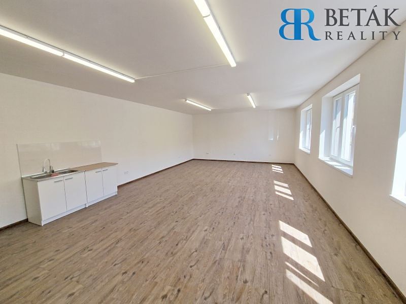 Pronájem obchodního prostoru 142 m² – fotografie 2