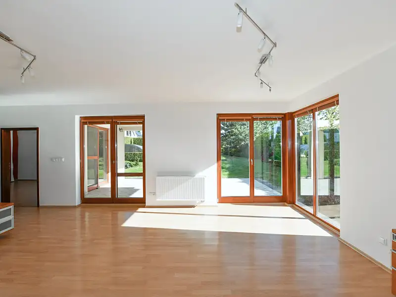 Prodej rodinného domu 270 m², pozemek 654 m², Jesenice – náhled fotky 2