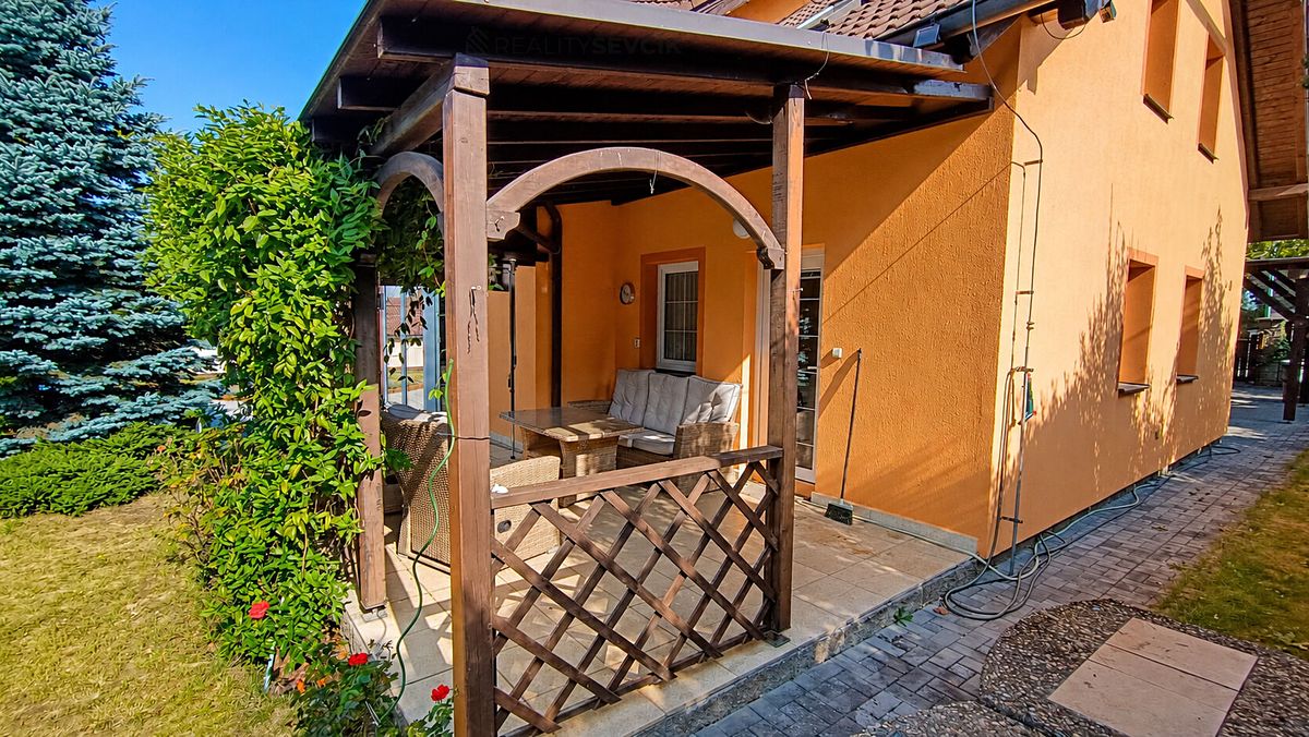 Prodej rodinného domu 241 m², pozemek 778 m² – fotografie 5