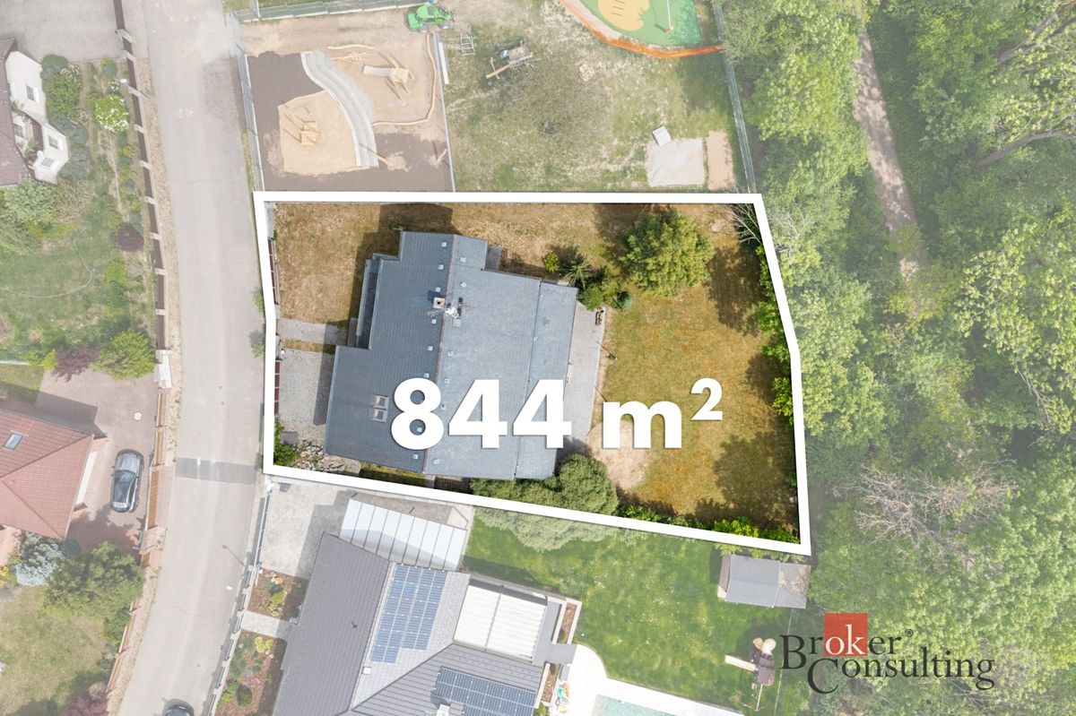 Prodej rodinného domu 339 m², pozemek 844 m² – fotografie 2