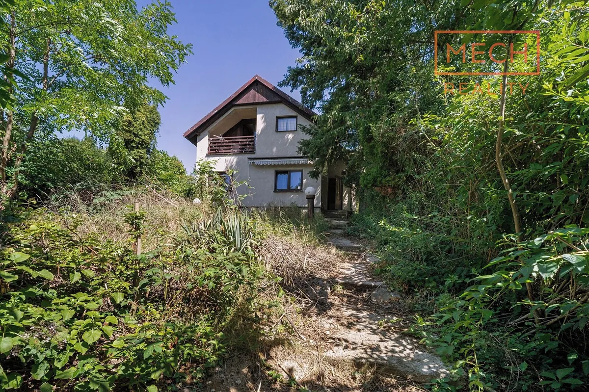 Prodej rodinného domu 180 m², pozemek 2466 m²