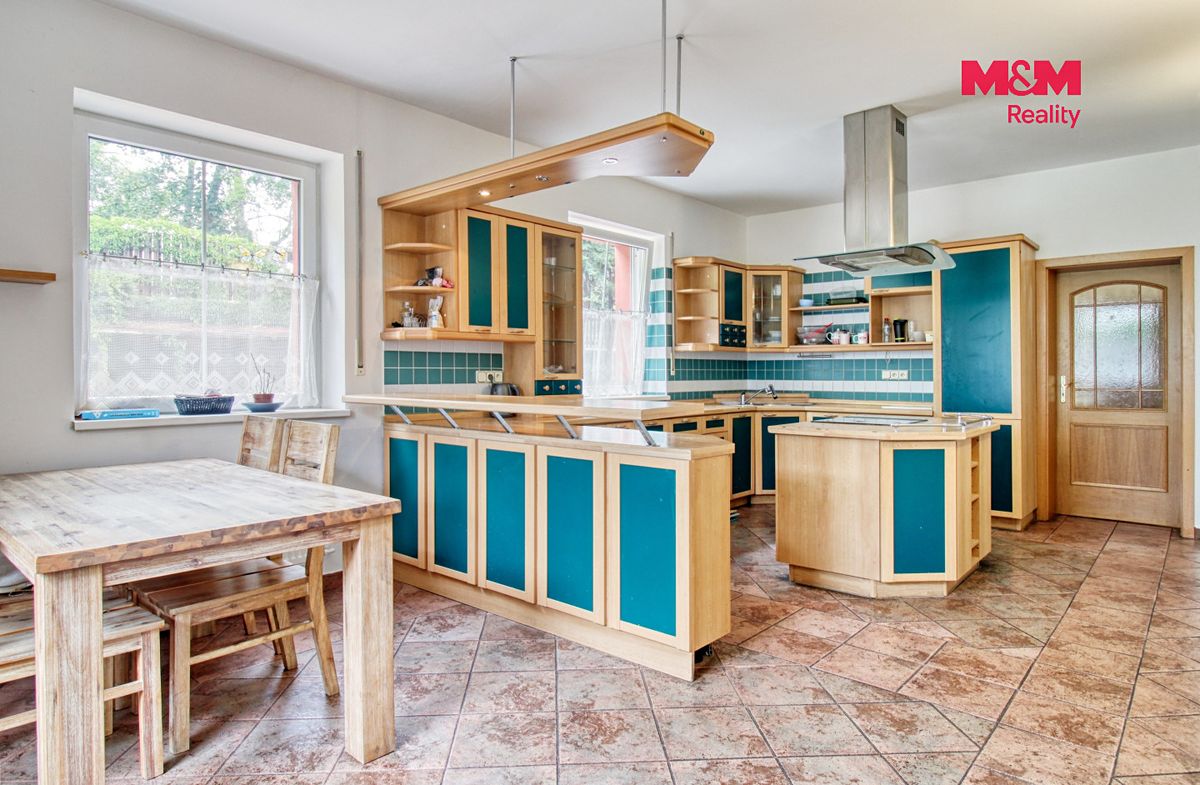 Prodej rodinného domu 541 m², pozemek 1320 m² – fotografie 2