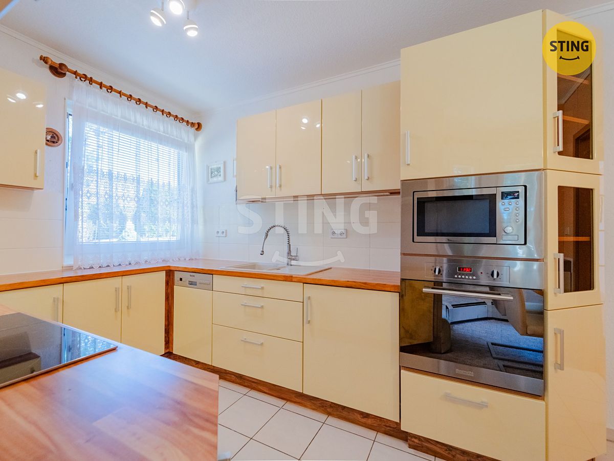 Prodej rodinného domu 256 m², pozemek 985 m² – fotografie 2