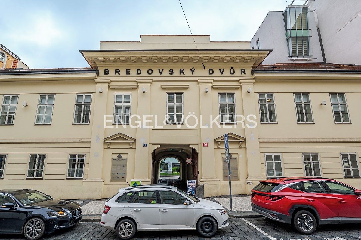 Pronájem kanceláře 300 m², Praha – fotka 1 z 3
