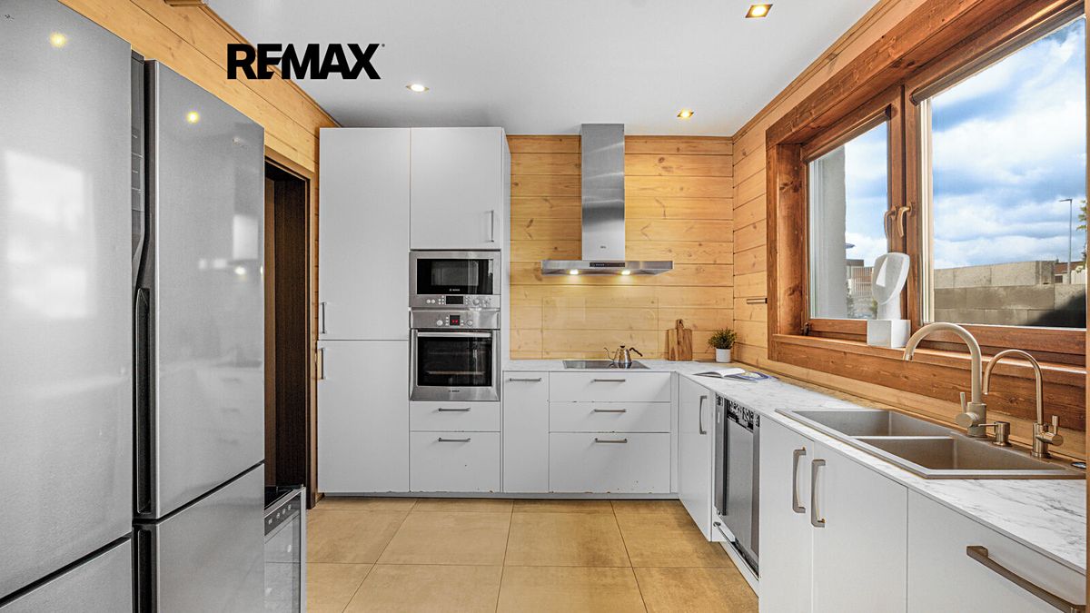 Prodej rodinného domu 226 m², pozemek 793 m² – fotografie 2