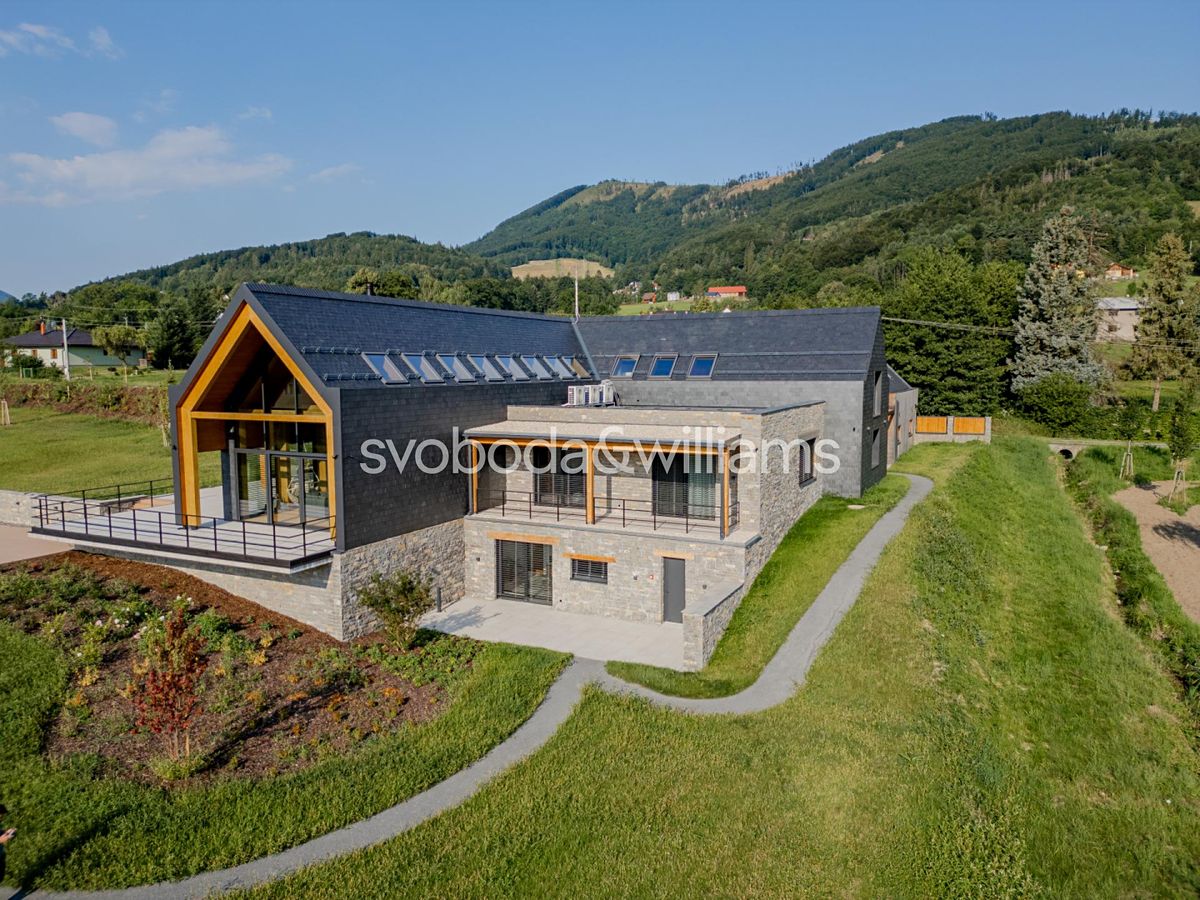 Prodej rodinného domu 501 m², pozemek 9033 m²