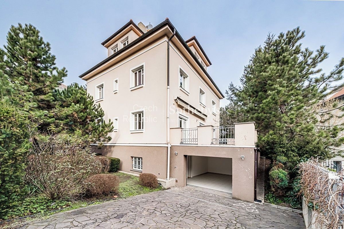 Pronájem rodinného domu 560 m², pozemek 700 m²