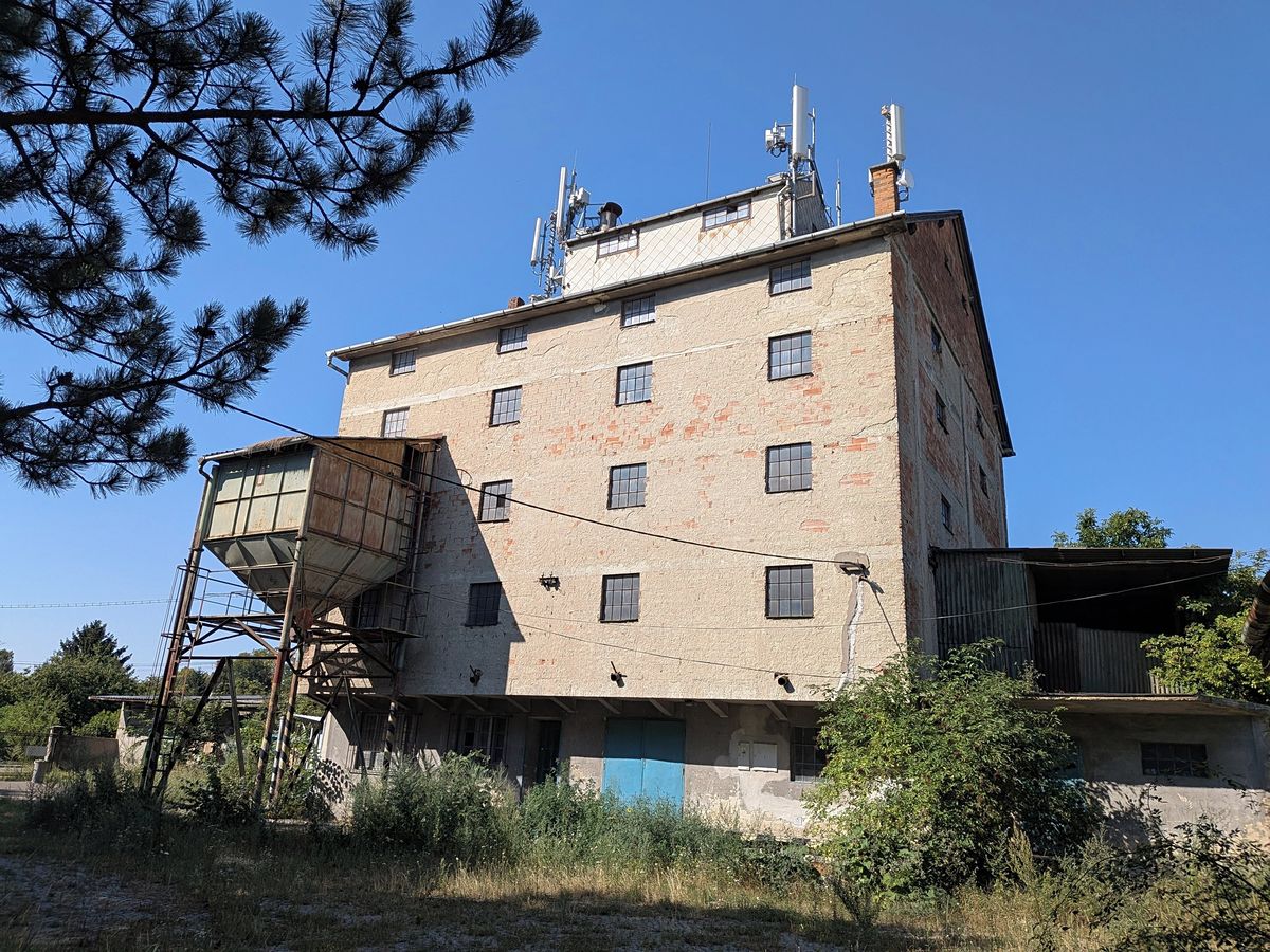 Pronájem výrobní haly, prostoru 1400 m²