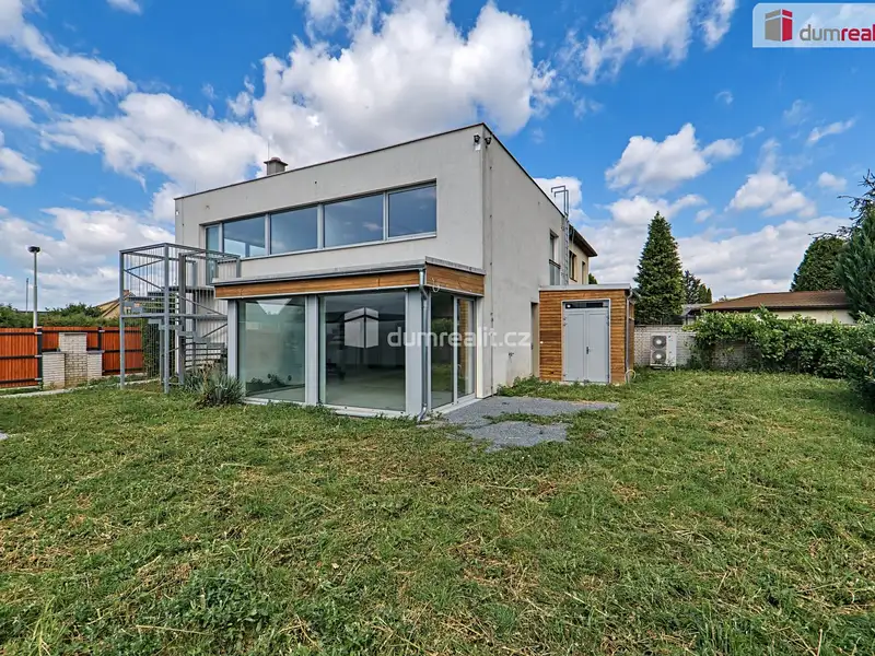 Prodej rodinného domu 168 m², pozemek 565 m², Praha – náhled fotky 2