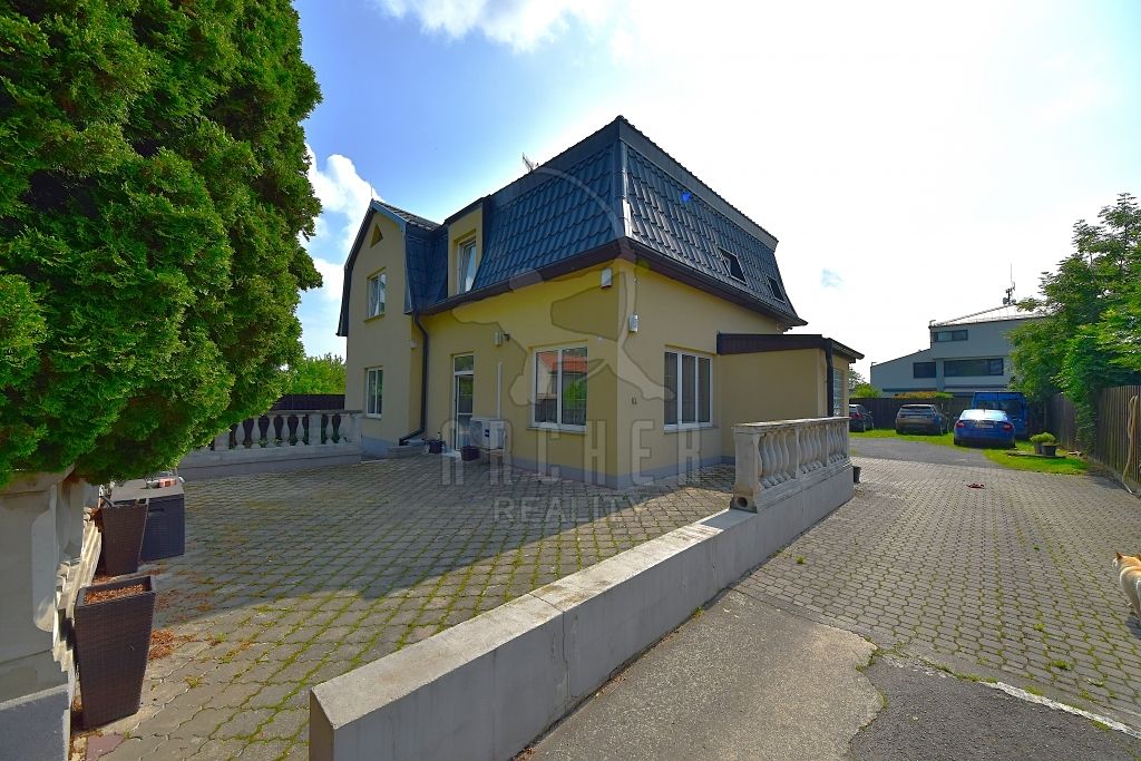 Prodej rodinného domu 247 m², pozemek 1230 m²