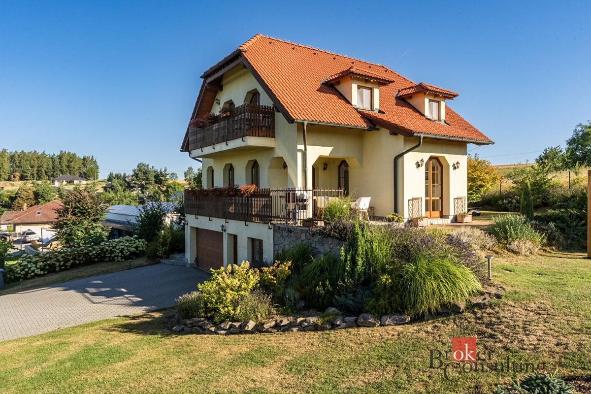 Prodej rodinného domu 185 m², pozemek 977 m² – fotografie 2