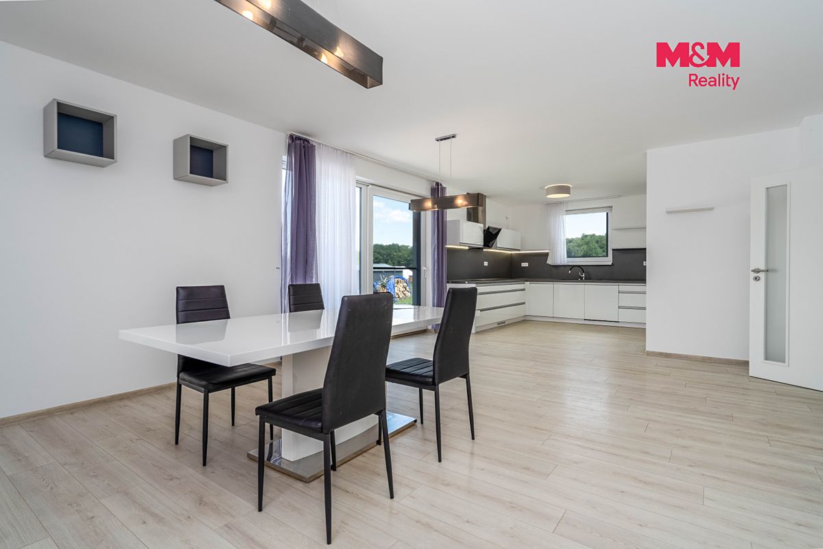 Prodej rodinného domu 111 m², pozemek 820 m² – fotografie 2