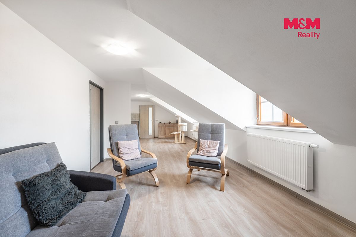 Prodej rodinného domu 240 m², pozemek 1842 m² – fotografie 2