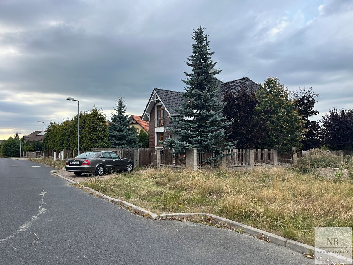 Prodej stavebního pozemku 910 m² – fotografie 2