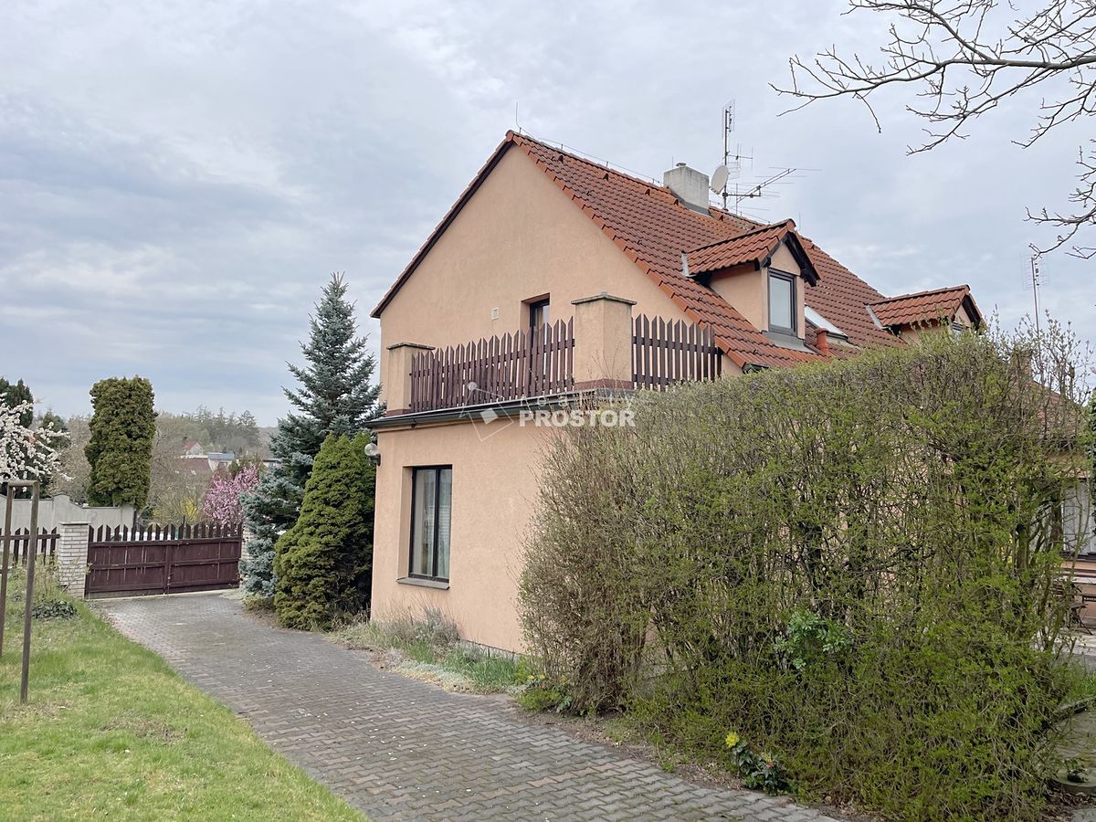 Prodej rodinného domu 174 m², pozemek 746 m² – fotografie 2