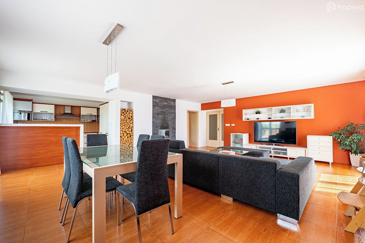 Prodej rodinného domu 252 m², pozemek 1198 m² – fotografie 4