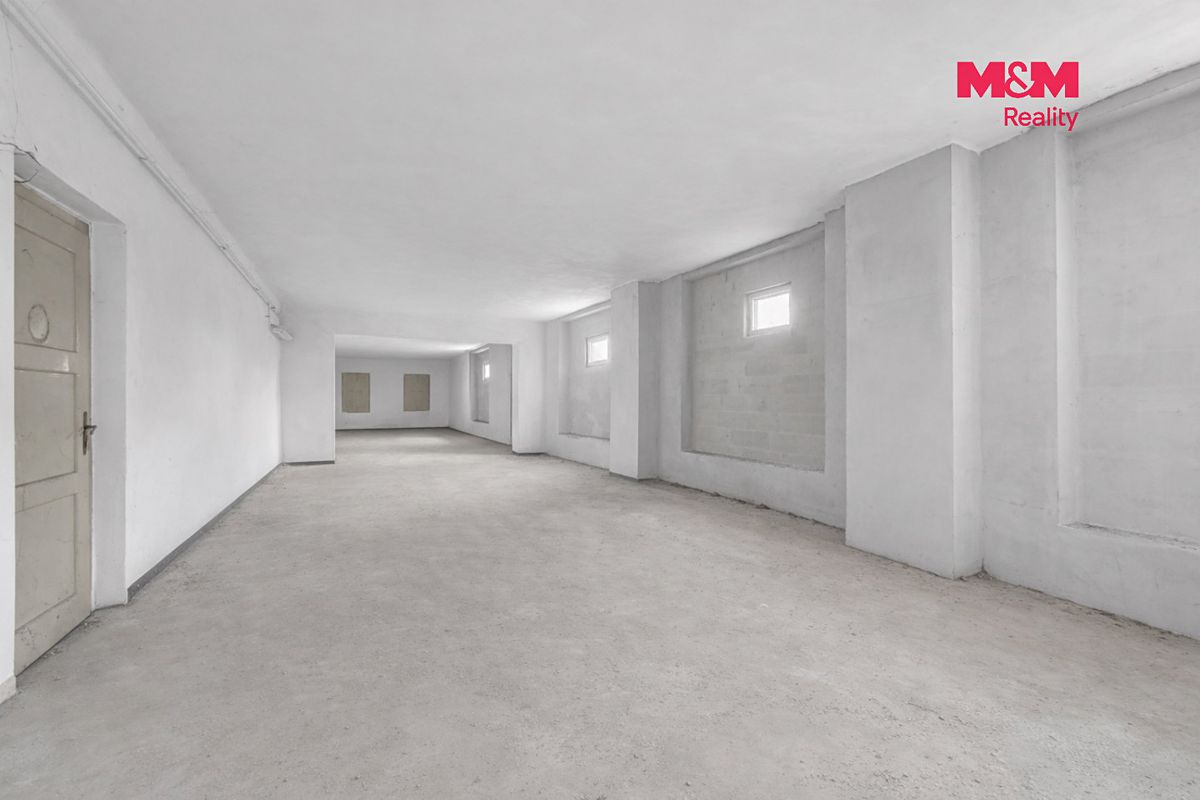 Prodej rodinného domu 260 m², pozemek 919 m² – fotografie 2