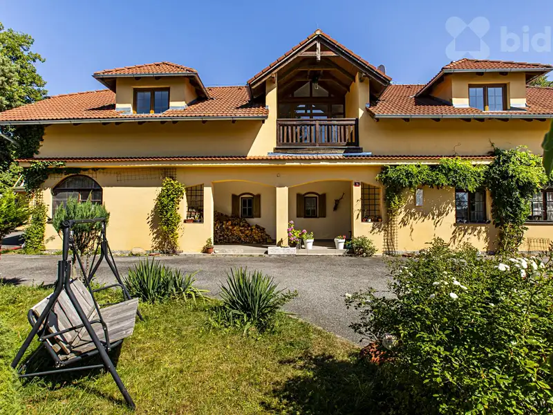 Prodej rodinného domu 280 m², pozemek 1170 m², Lipno nad Vltavou – náhled fotky 1