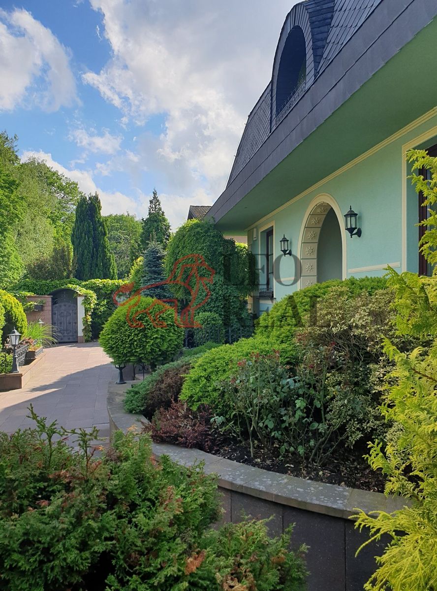 Prodej vily 458 m², pozemek 919 m² – fotografie 2