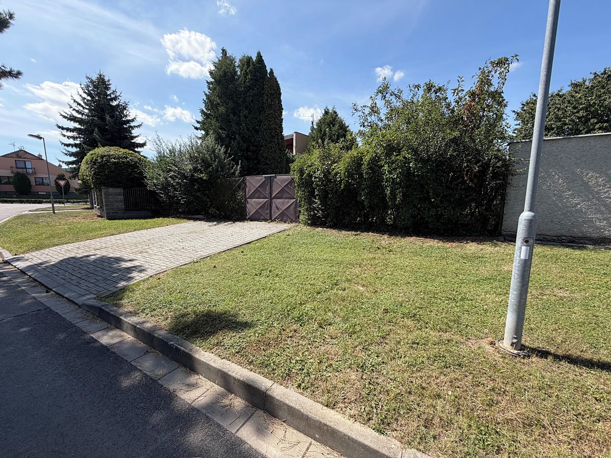 Prodej stavebního pozemku 835 m² – fotografie 3