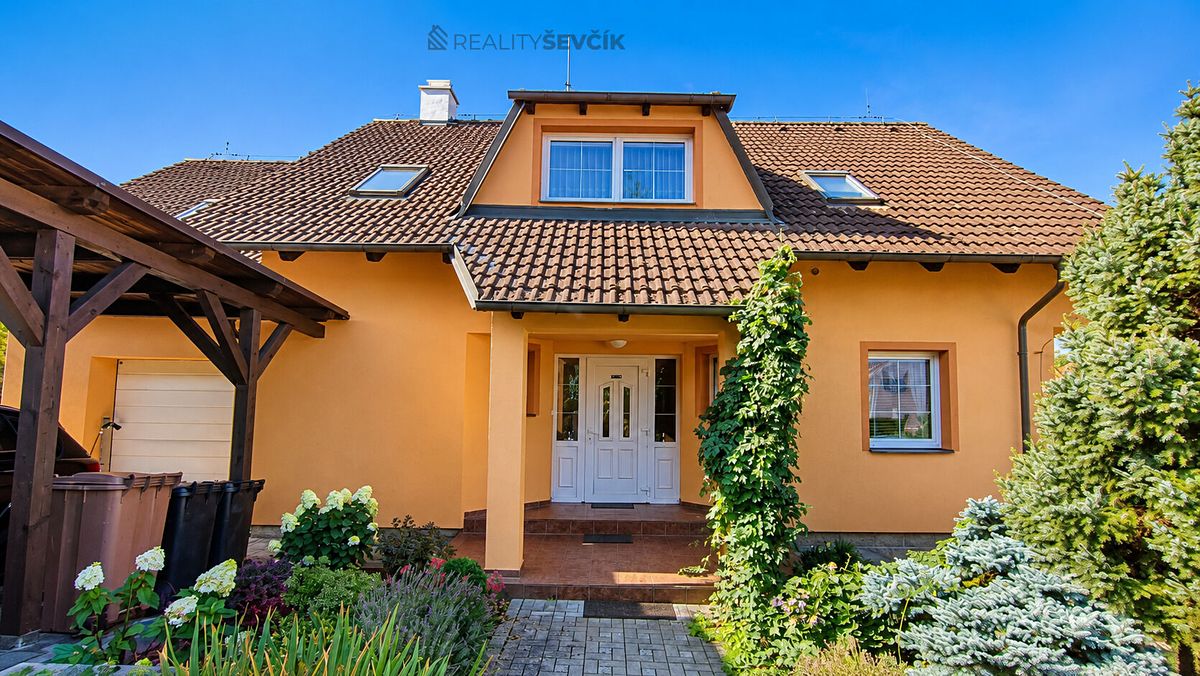 Prodej rodinného domu 241 m², pozemek 778 m² – fotografie 2