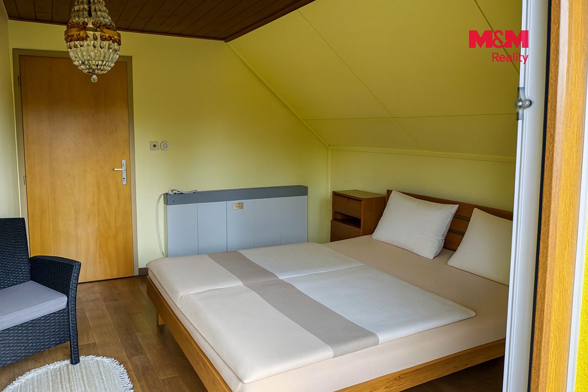 Prodej rodinného domu 192 m², pozemek 689 m² – fotografie 2