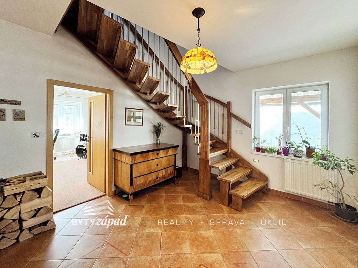 Prodej rodinného domu 180 m², pozemek 570 m² – fotografie 2