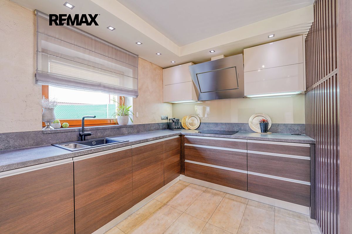Prodej rodinného domu 200 m², pozemek 1161 m² – fotografie 3
