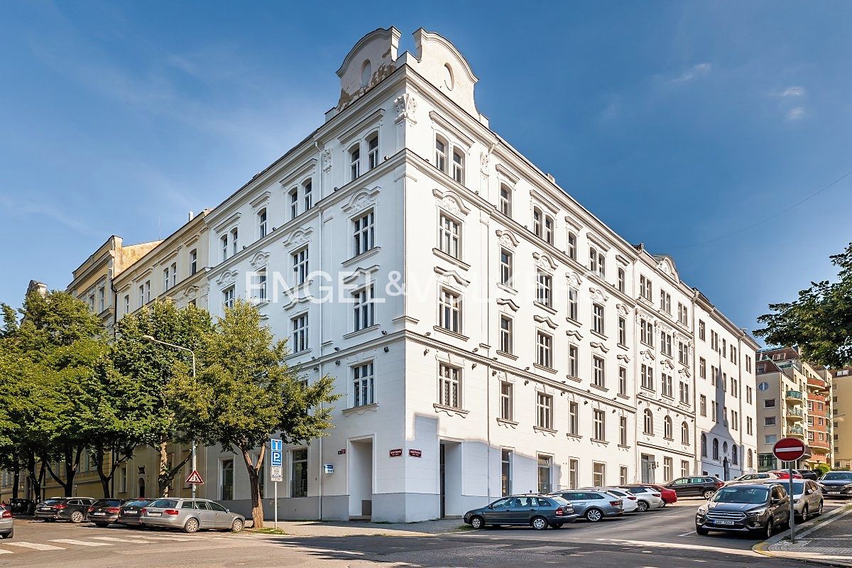 Pronájem kanceláře 451 m²