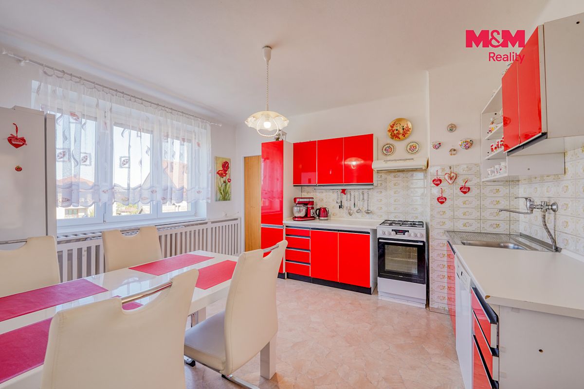 Prodej rodinného domu 230 m², pozemek 817 m² – fotografie 2