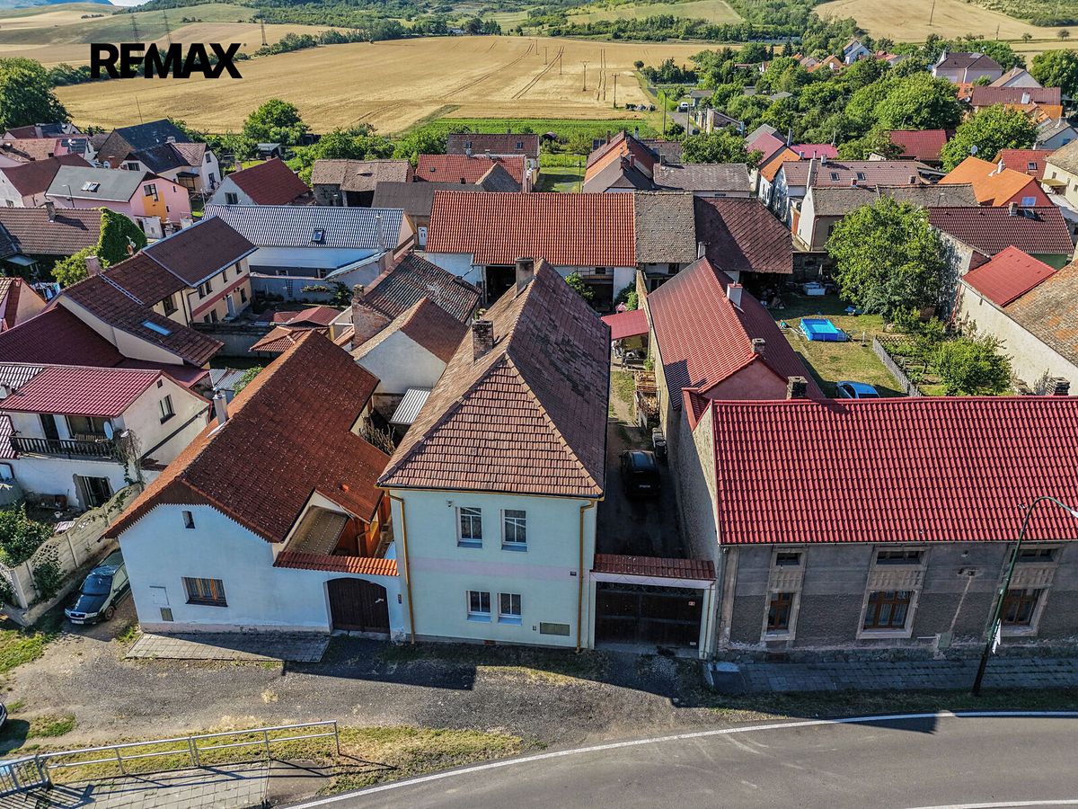 Prodej rodinného domu 160 m², pozemek 751 m² – fotografie 2