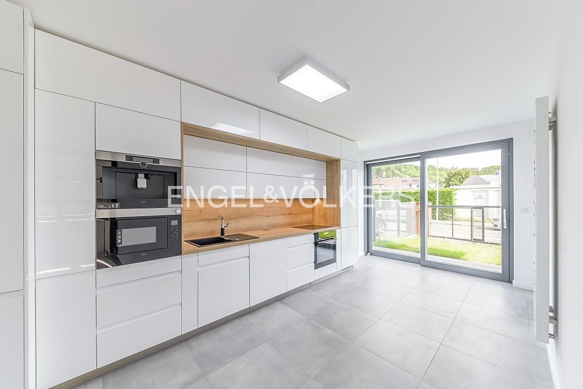 Pronájem rodinného domu 226 m², pozemek 302 m² – fotografie 3