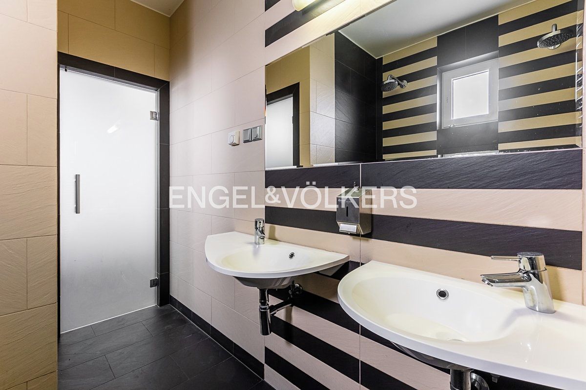 Pronájem kanceláře 184 m² – fotografie 3