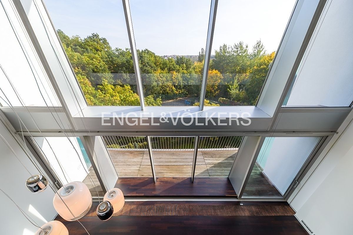 Pronájem bytu 6 pokojů a více 297 m² – fotografie 2