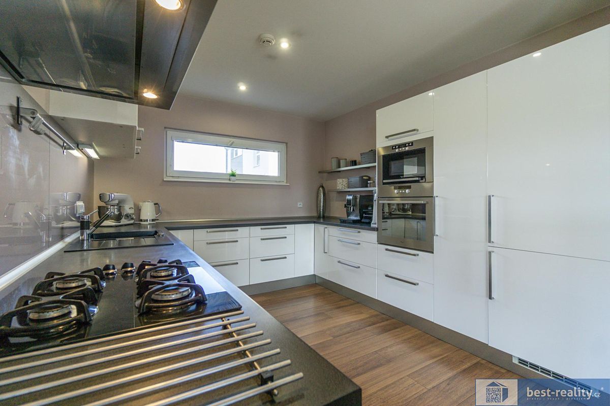 Prodej rodinného domu 146 m², pozemek 811 m² – fotografie 3