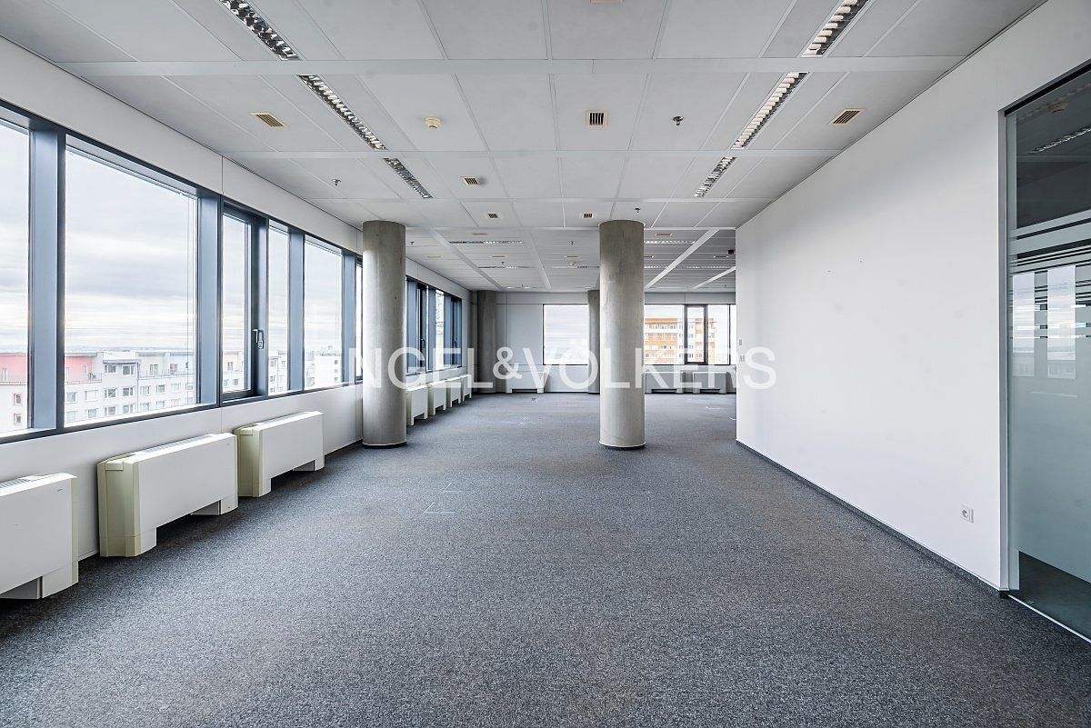 Pronájem kanceláře 1154 m² – fotografie 3