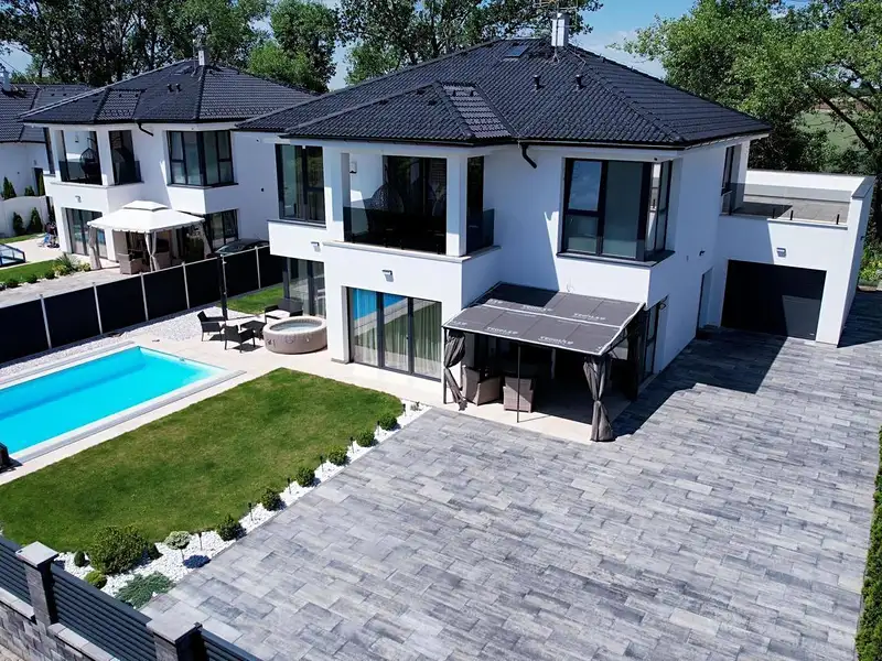 Prodej rodinného domu 243 m², pozemek 858 m², Květnice – náhled fotky 2