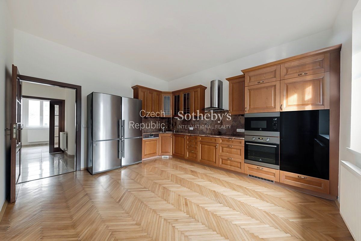 Pronájem rodinného domu 560 m², pozemek 700 m² – fotografie 2