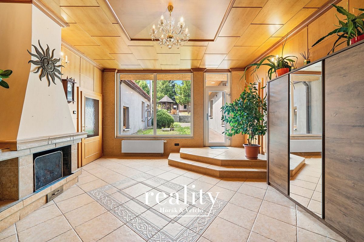 Prodej rodinného domu 235 m², pozemek 1280 m² – fotografie 3