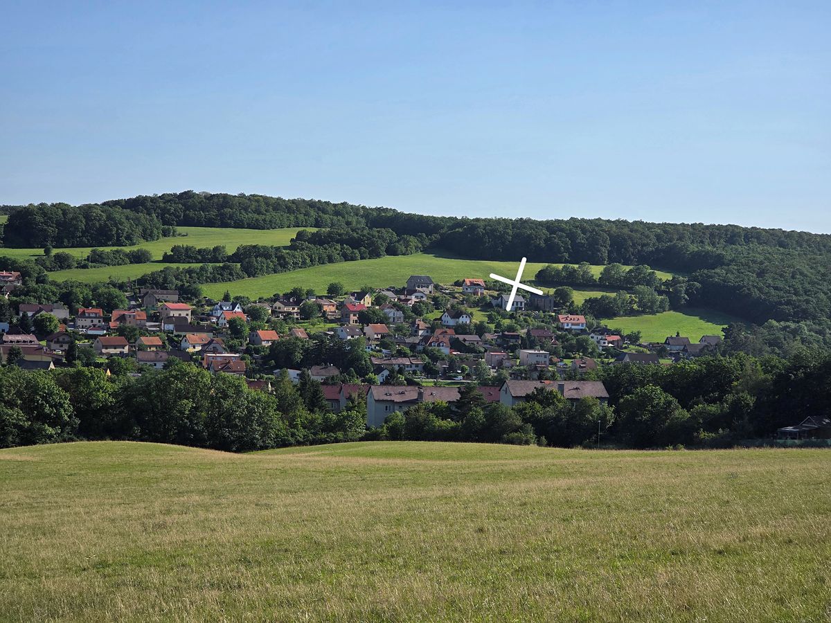 Prodej stavebního pozemku 1349 m², Mořina – fotka 1 z 3