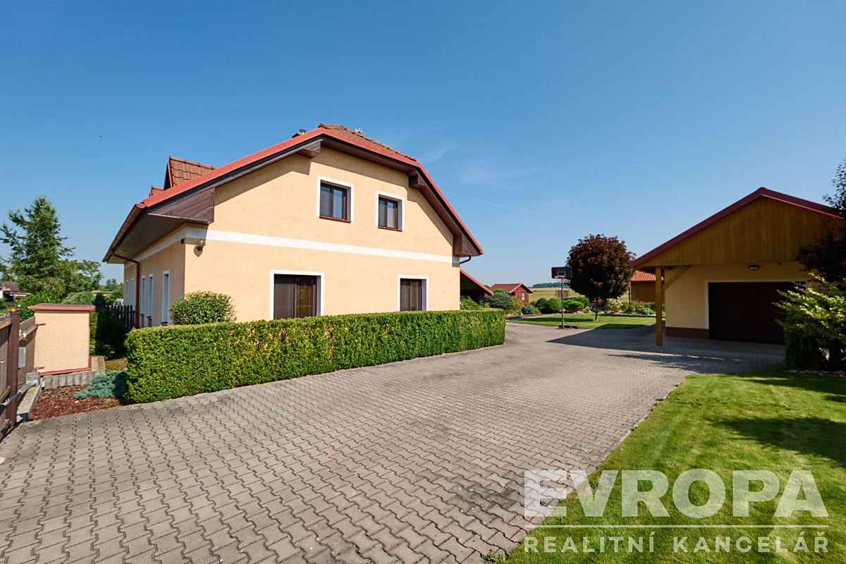 Prodej rodinného domu 155 m², pozemek 1058 m² – fotografie 2