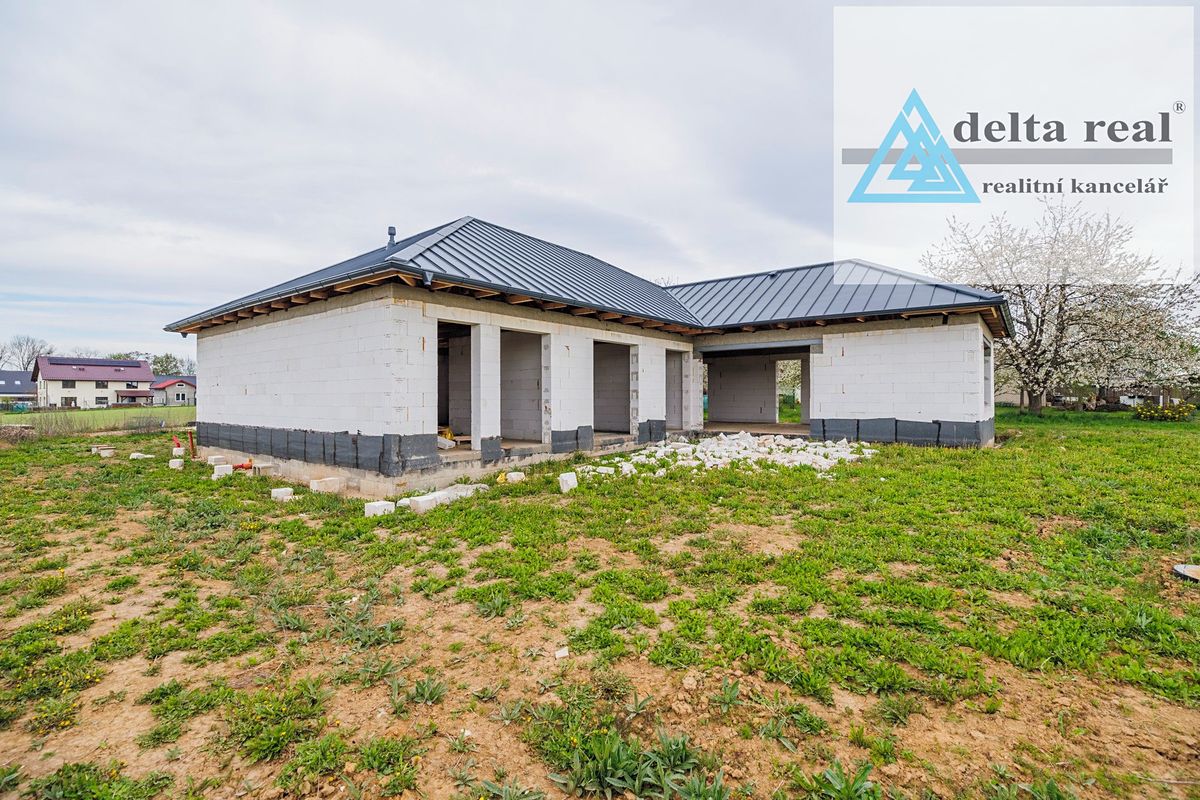 Prodej rodinného domu 221 m², pozemek 910 m² – fotografie 2